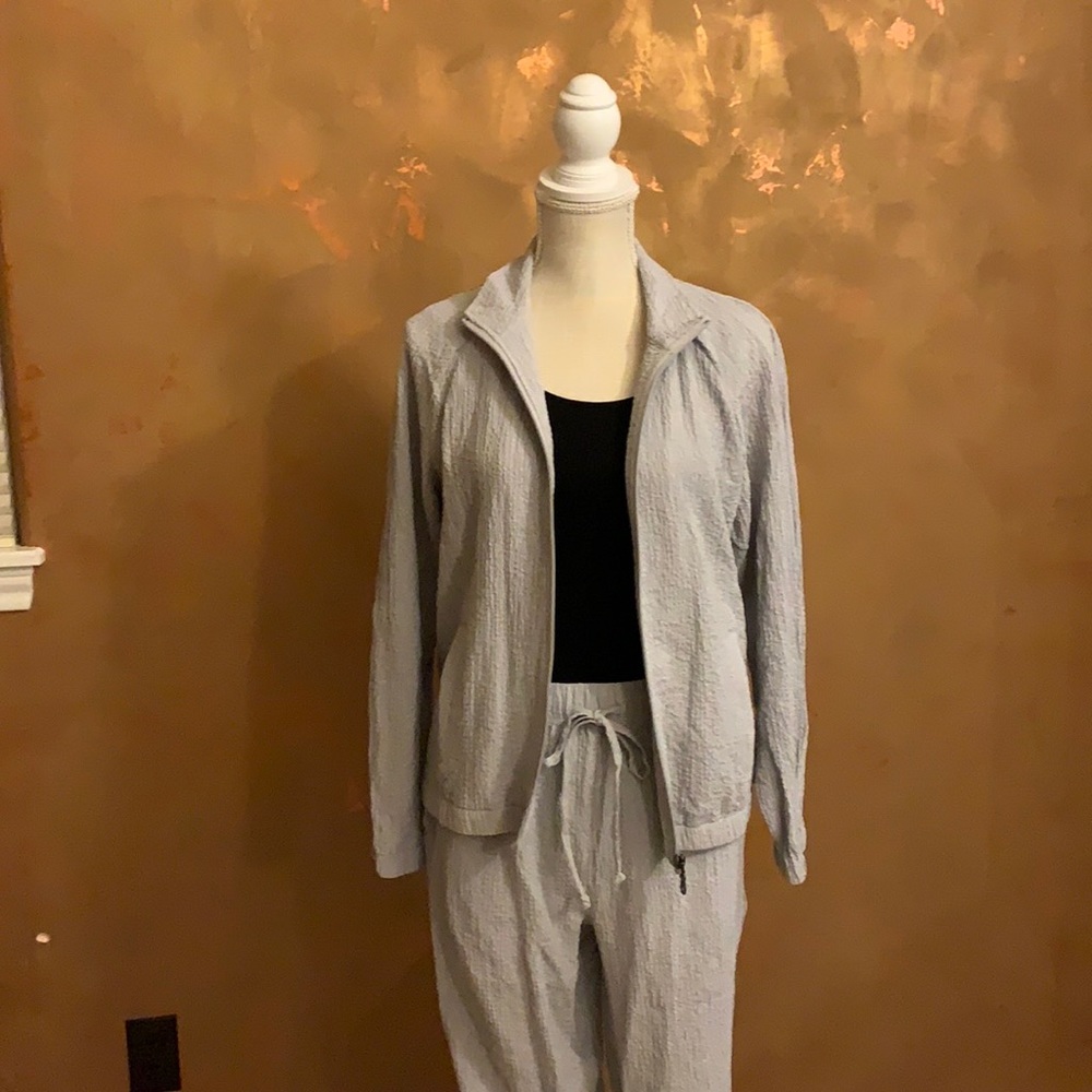 NWOT Monterey Bay textured, gray  crinkle track suit. Sz M